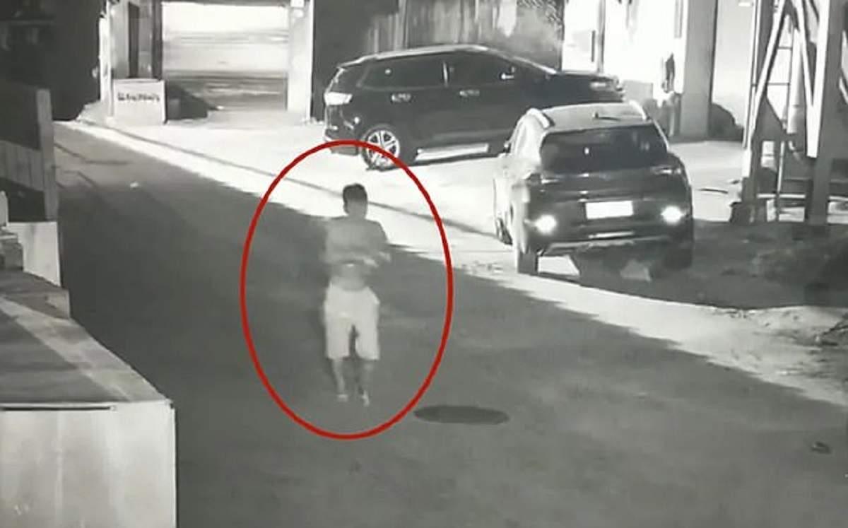 Tânăr tată, filmat în timp ce își abandonează bebelușul la gunoi