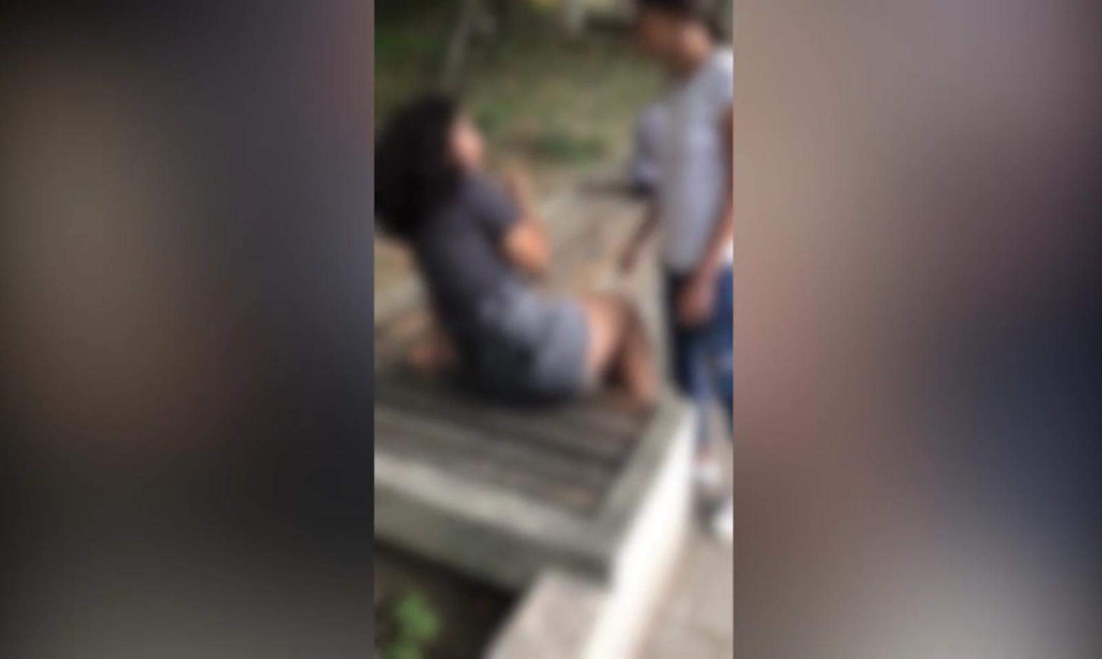 Scene șocante la Pitești! Fata de 14 ani, bătută și batjocorită de mai mulți adolescenți / FOTO