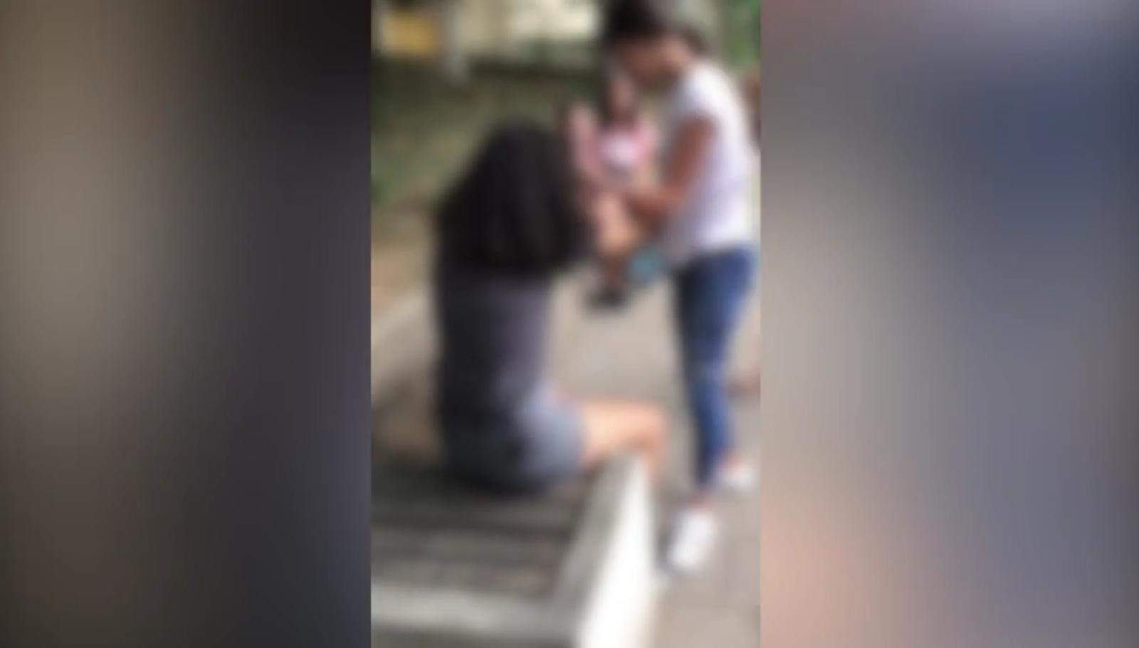 Scene șocante la Pitești! Fata de 14 ani, bătută și batjocorită de mai mulți adolescenți / FOTO