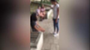 Scene șocante la Pitești! Fata de 14 ani, bătută și batjocorită de mai mulți adolescenți / FOTO