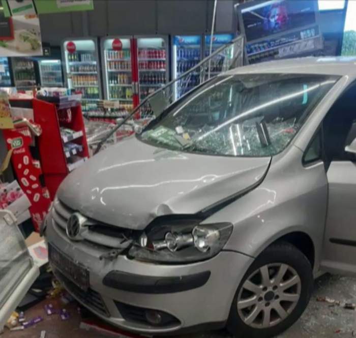O șoferiță din Ilfov a ajuns cu mașina într-un supermarket, după ce a încurcat accelerația cu frâna / FOTO