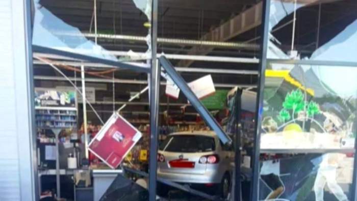 O șoferiță din Ilfov a ajuns cu mașina într-un supermarket, după ce a încurcat accelerația cu frâna / FOTO