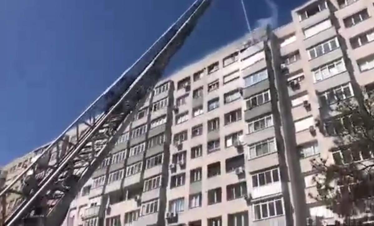 Incendiu puternic într-un bloc din București! Mai multe persoane, blocate în locuințe la etajul 10 / VIDEO