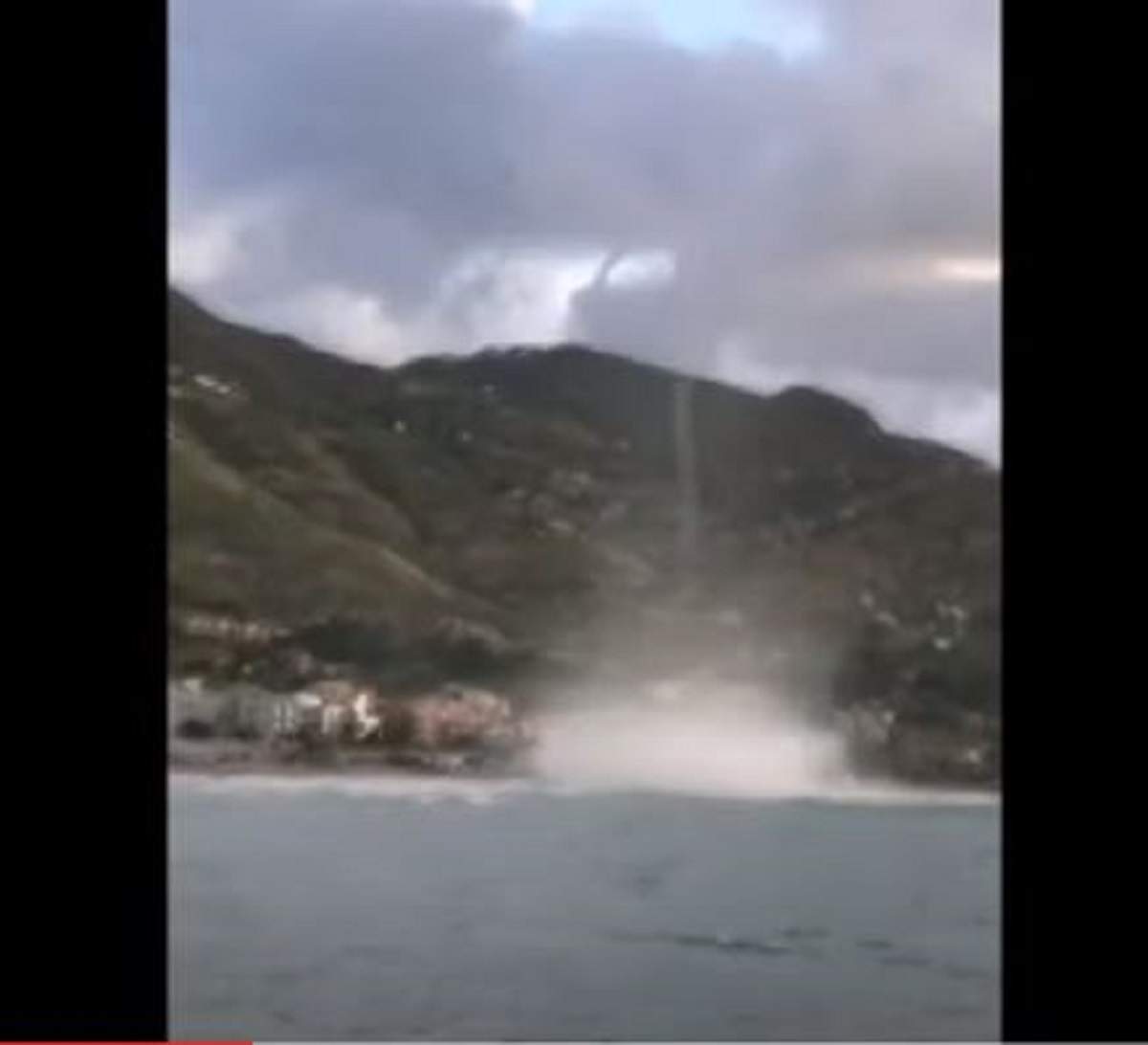 Un vârtej de proporții a lovit Sicilia! Turiștii de pe plajă au fugit speriați! / VIDEO