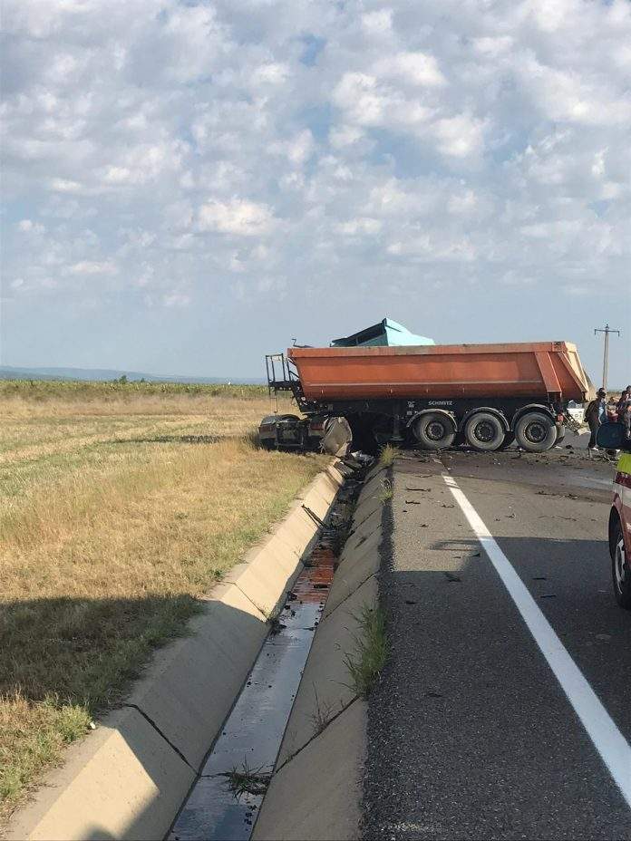 Accident tragic la Focșani. O femeie a murit pe loc după ce mașina sa a fost izbită de un camion / FOTO