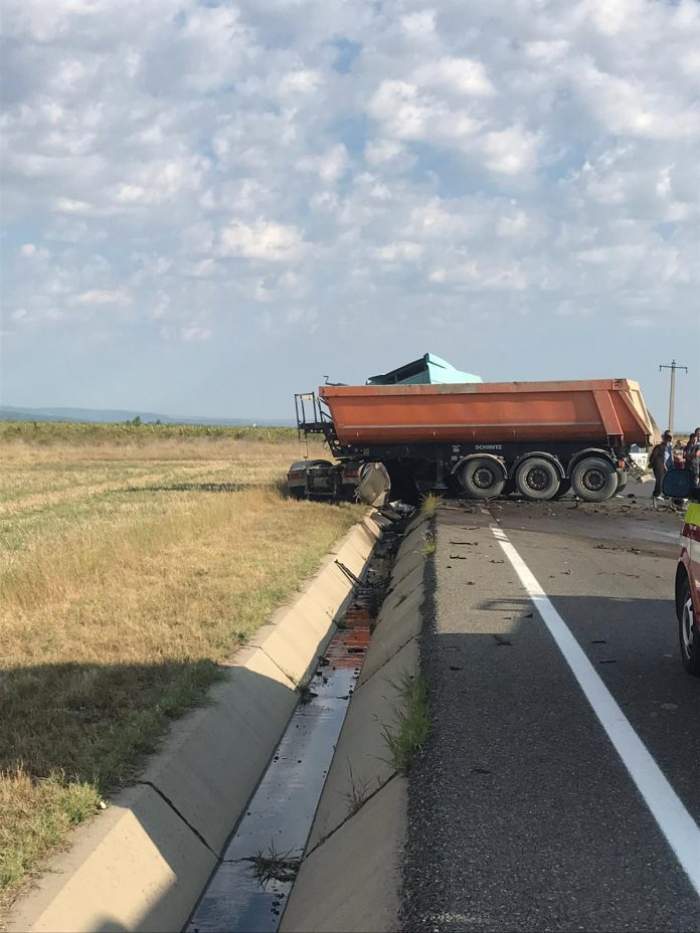 Accident tragic la Focșani. O femeie a murit pe loc după ce mașina sa a fost izbită de un camion / FOTO