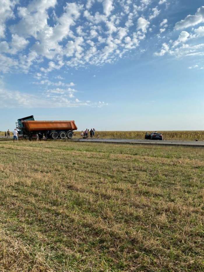 Accident tragic la Focșani. O femeie a murit pe loc după ce mașina sa a fost izbită de un camion / FOTO