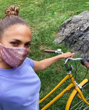 Jennifer Lopez încurajează măsurile de protecție în pandemie! Cum arată masca purtată de artistă / FOTO