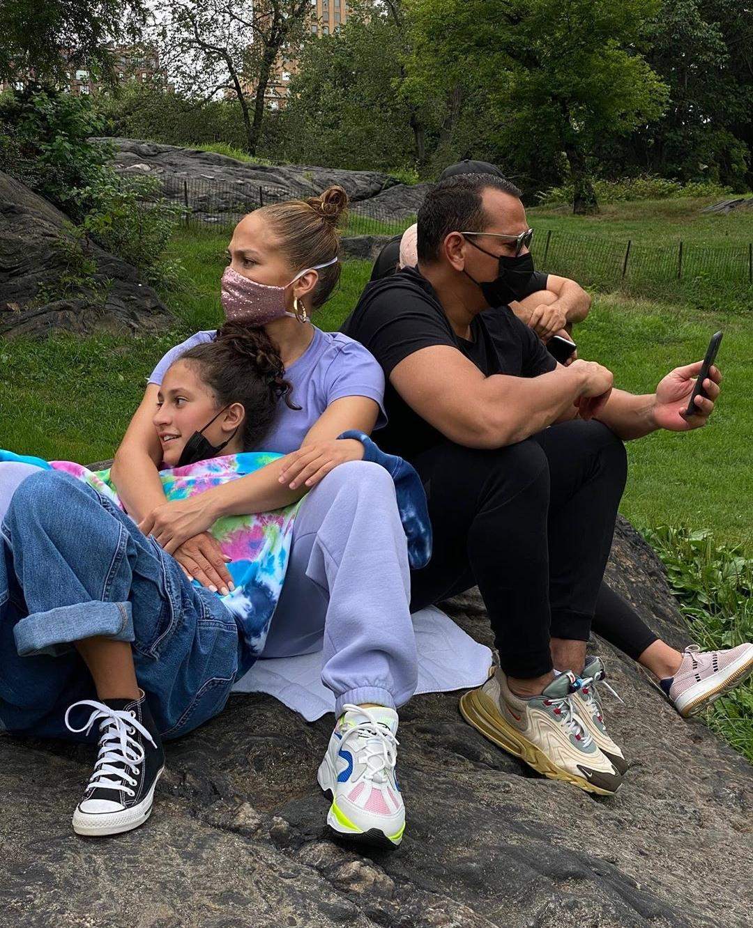 Jennifer Lopez încurajează măsurile de protecție în pandemie! Cum arată masca purtată de artistă / FOTO