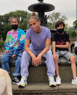 Jennifer Lopez încurajează măsurile de protecție în pandemie! Cum arată masca purtată de artistă / FOTO