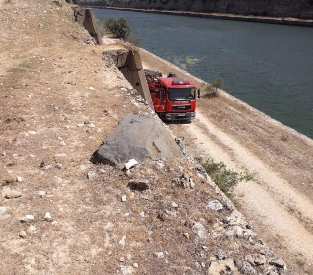 Un șofer a căzut cu autoturismul în canalul Dunăre-Marea Neagră! La bord se afla și o pasageră de 15 ani! / FOTO
