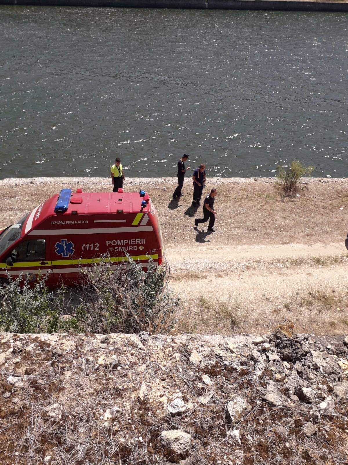 Un șofer a căzut cu autoturismul în canalul Dunăre-Marea Neagră! La bord se afla și o pasageră de 15 ani! / FOTO