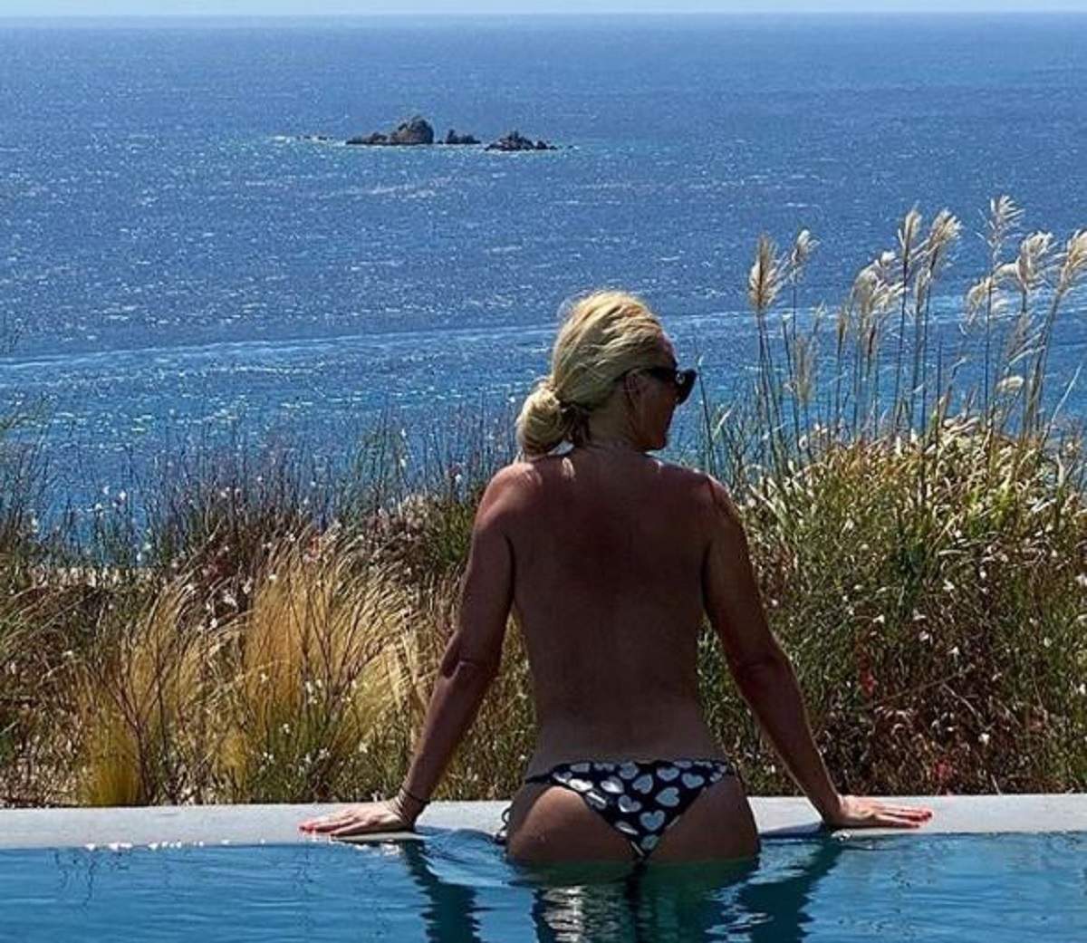 Vica Blochina, cu sânii goi, la marginea piscinei! Blonda a renunțat la sutien și a ridicat temperatura în termometre! / FOTO