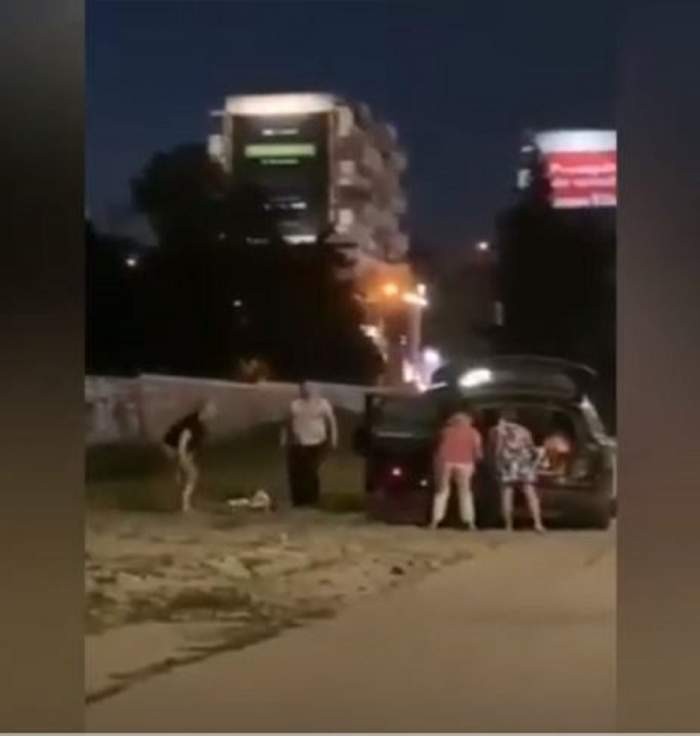 Patru femei din Chișinău, prinse în flagrant în timp ce fură pavajul de pe stradă și îl pun într-o mașină de fițe! / VIDEO