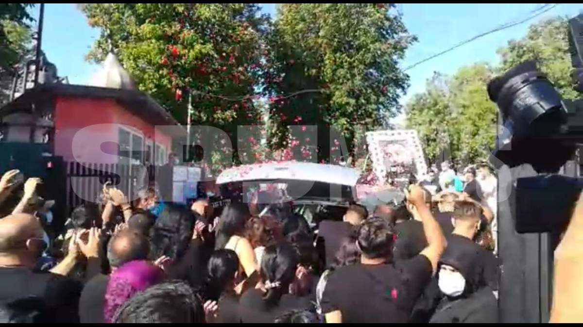 Momentul în care sicriul lui Emi Pian a ajuns la cimitir! Oamenii au aruncat cu petale de flori peste mașină, i-au strigat numele și l-au aplaudat / PAPARAZZI