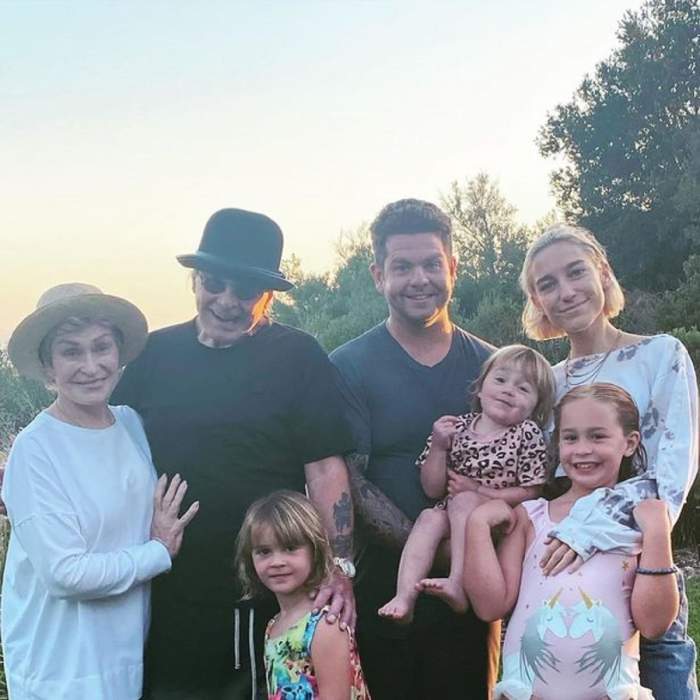 Ozzy Osbourne apare alături de soție, fiu, noră și cei 3 nepoți, fiind într-o vacanță de vis cu familia sa