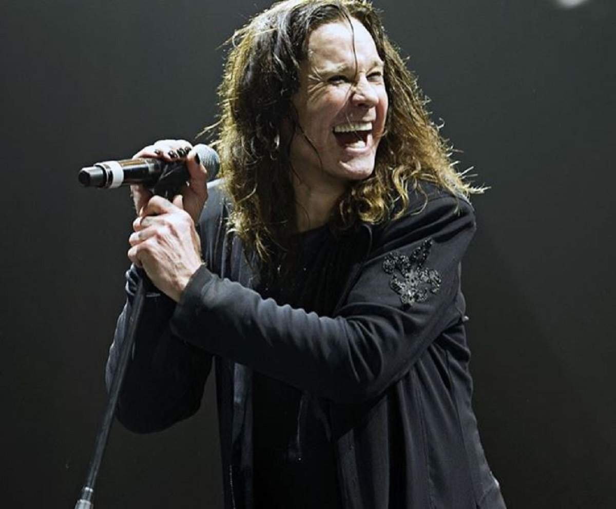 Ozzy Osbourne, surprins făcâd ceea ce iubește cel mai mult, să cânte. Artistul petrece un timp minunat pe scenă