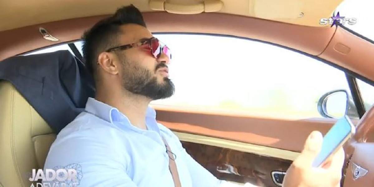 Jador își conduce mașina cu atenție. Cântărețul este îmbrăcată într-o cămașă bleu și are pe nas o pereche de ochelari de soare. Artistul ține în mână telefonul mobil.