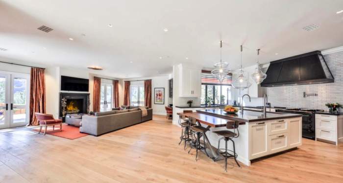 Bucătăria casei din Beverly Park a lui Bieber și Baldwin, un spațiu deschis conectat cu living-ul