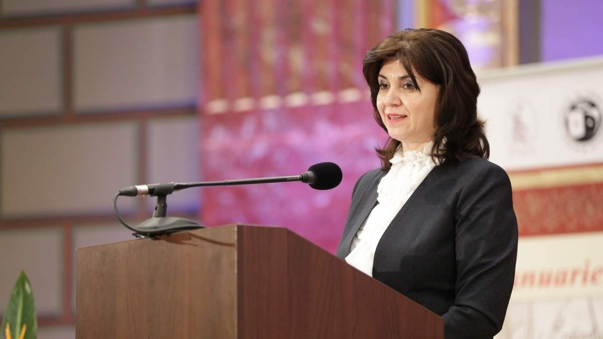 Monica Anisie, ministrul Educației, ține o declarație de presă îmbrăcată într-un costum negru cu cămașă albă