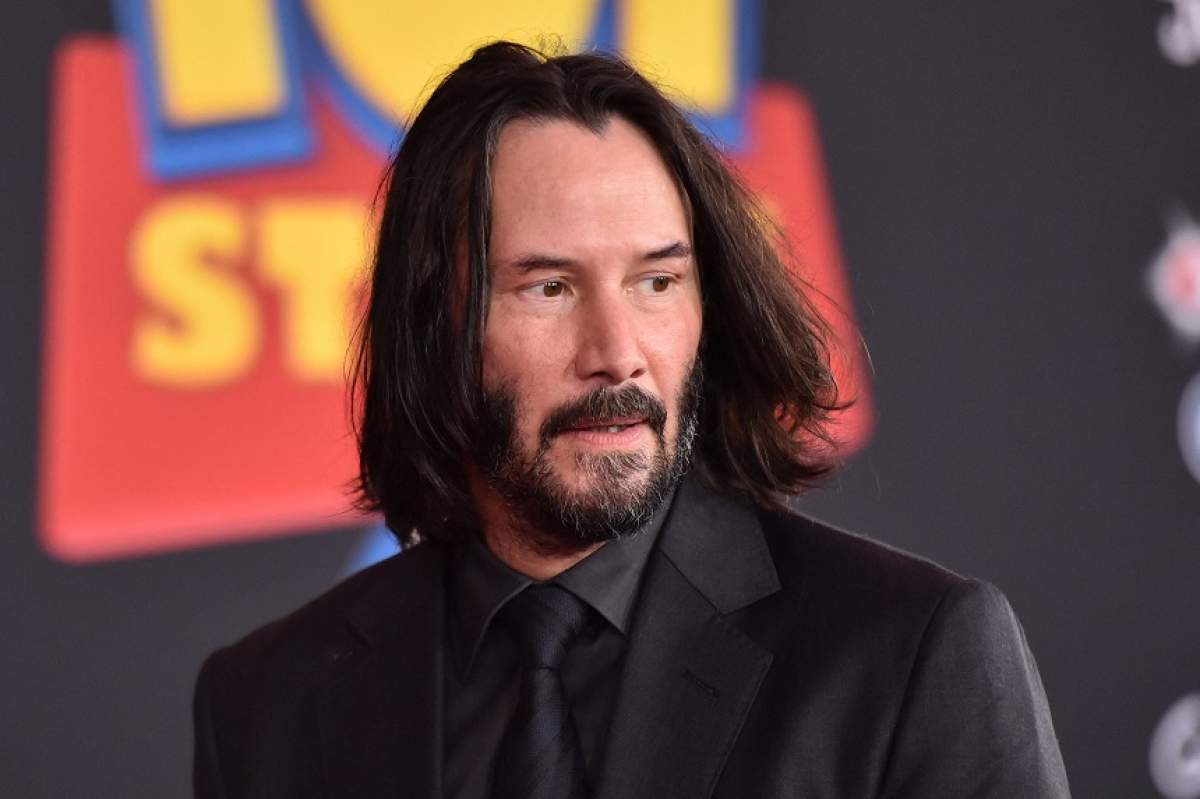 Fotografie cu Keanu reeves, în costum negru, la un mare eveniment monden de peste hotare