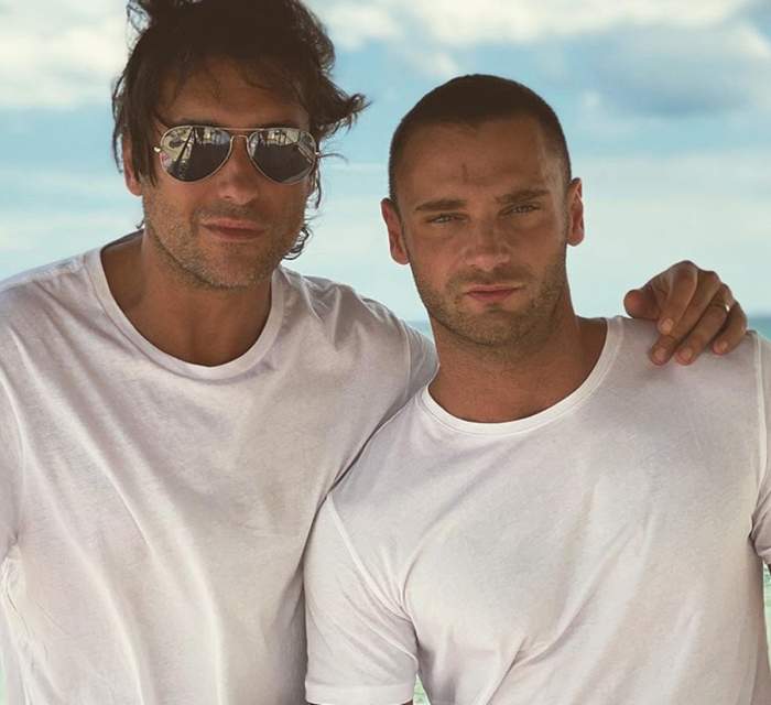 Radu și Cristian Vâlcan, afara cu tricouri albe