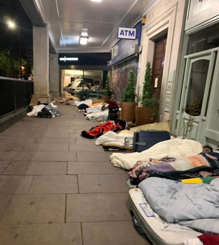 Zeci de bărbați și de femei dorm pe cartoane, în apropierea hotelurilor luxoase din Londra, pe Park Lane