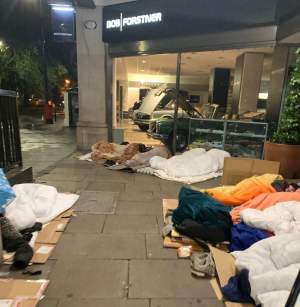 Zeci de români dorm pe cartoane, pe una din cele mai luxoase străzi din Londra. La doi pași sunt hoteluri de cinci stele / FOTO