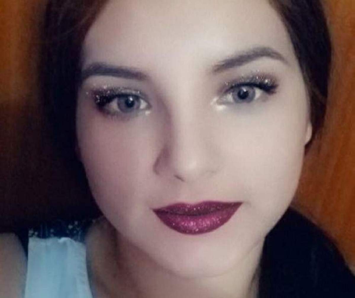 Ana Maria a dispărut de acasă de aproape două săptămâni. În imaginea postată de Poliția Română, fata are părul prins în coadă, ochii verzi și are un filtru cu sclipici pe buze și pleoape.