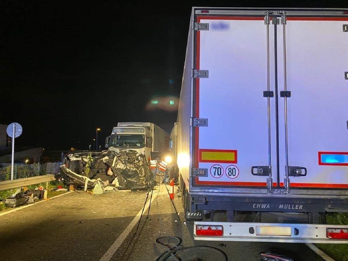 TIR-urile oprite în urma accidentului pe timp de noapte pe o șosea din Italia