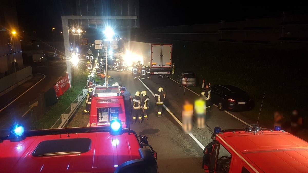 Echipajele de salvare au ajuns la locul accidentului, fiind investigată zona, după ce victimele au fost luate la spital. Au rămas doar mașinile implicate în incident