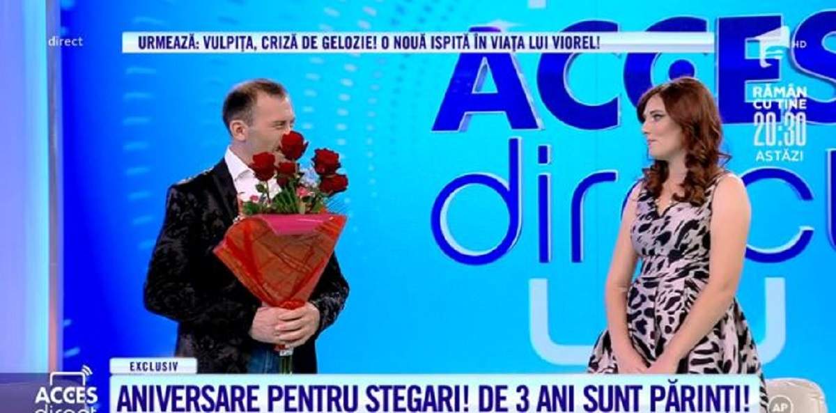 Viorel i-a oferit un buchet de flori Veronicăi. Cei doi sunt îmbrăcați elegant, în costum și rochie.