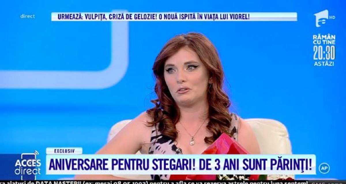 Veronica e îmbrăcată în rochie și are în mână un buchet de trandafiri roșii. Vulpița plânge.