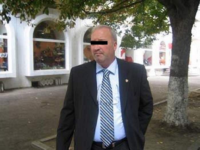 Senatorul Jan Vraciu înainte să moară. Era îmbrăcat la costum, în curtea unei instituții