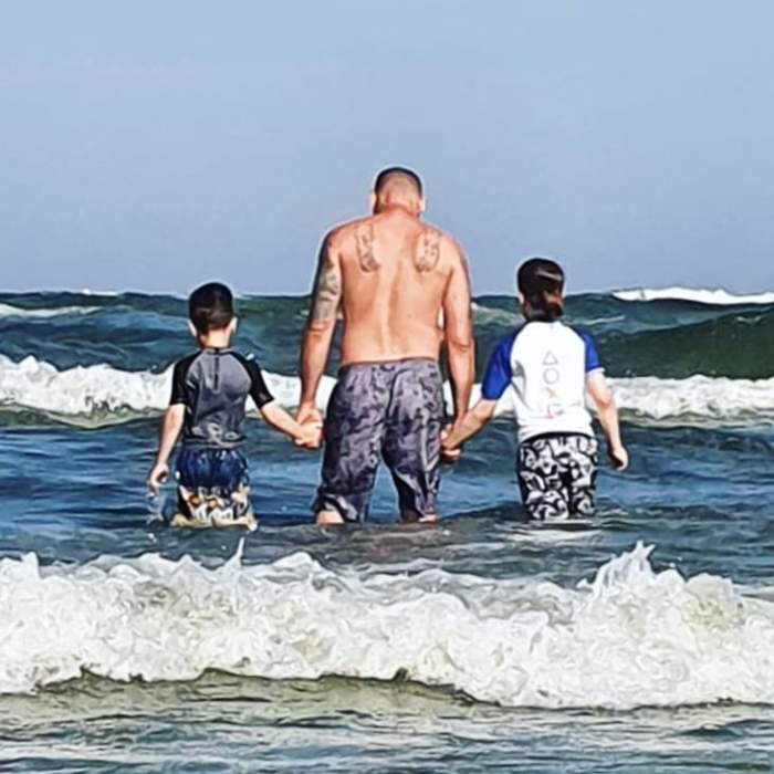 Caddy de la BUG Mafia împreună cu copiii lui, la mare.