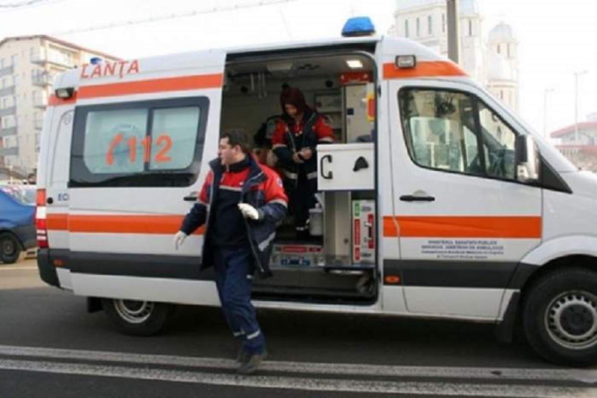 Imagine ilustrativă cu o ambulanță și un medic