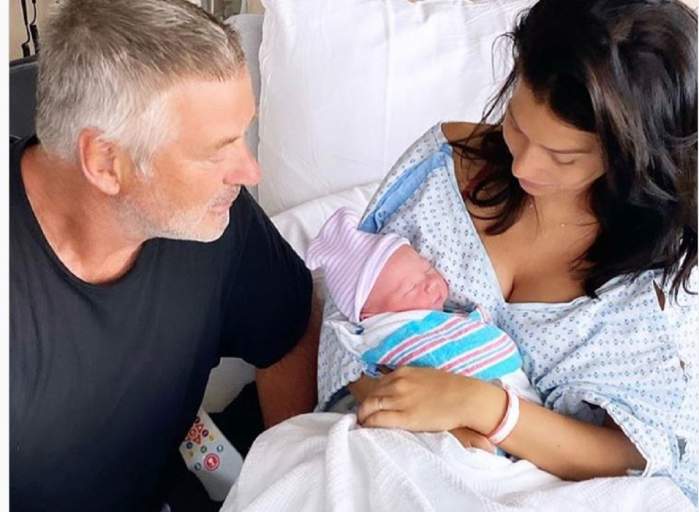 Alec Baldwin este la spital cu soția sa după ce a născut un băiețel