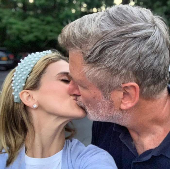 Alec Baldwin își sărută soția