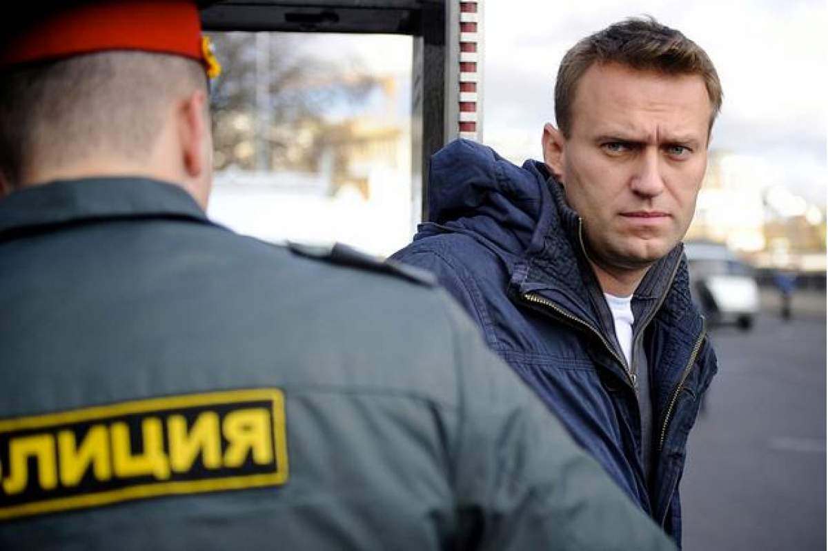 Aleksei Navalnîi îmbrăcat cu jachetă de blugi se uită în obiectivul camerei