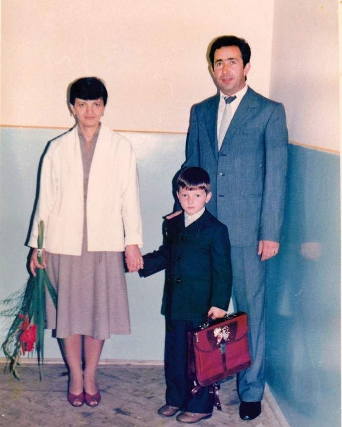 Mihai Morar s-a fotografiat alături de părinți în prima zi de școală