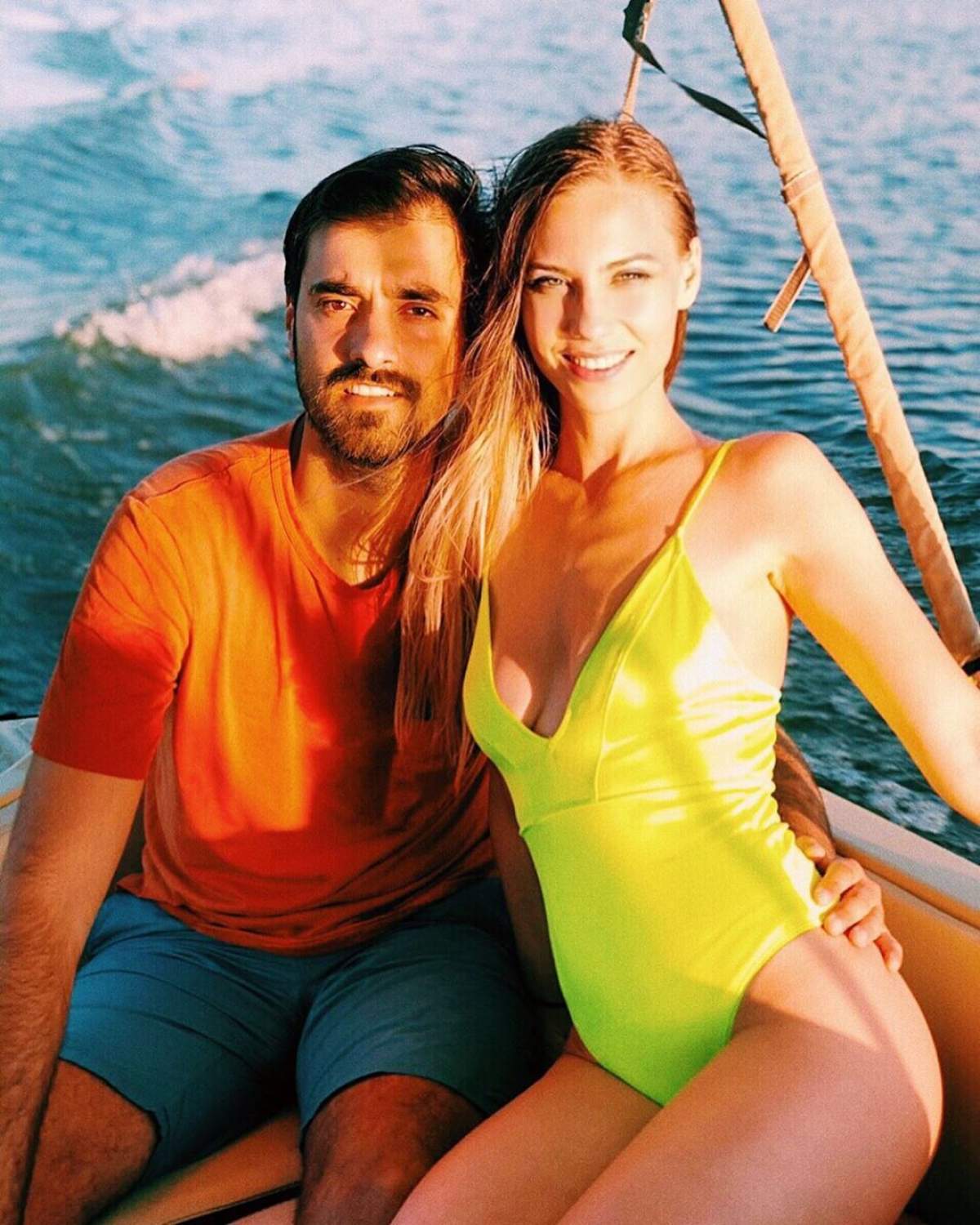 Liviu Teodorescu și iubita, în vacanță, pe o barcă, s-au fotografiat zâmbitori și îmbrățișați