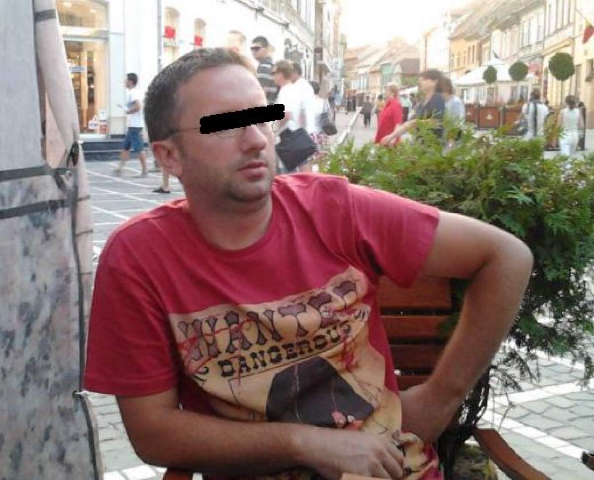 Marius Petre Toader, poartă un tricou roșu, la o terasă din oraș