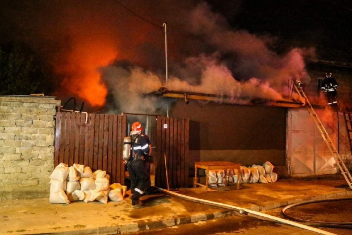 Incendiu de proporții la o locuință din județul Olt. Două femei au ajuns la spital