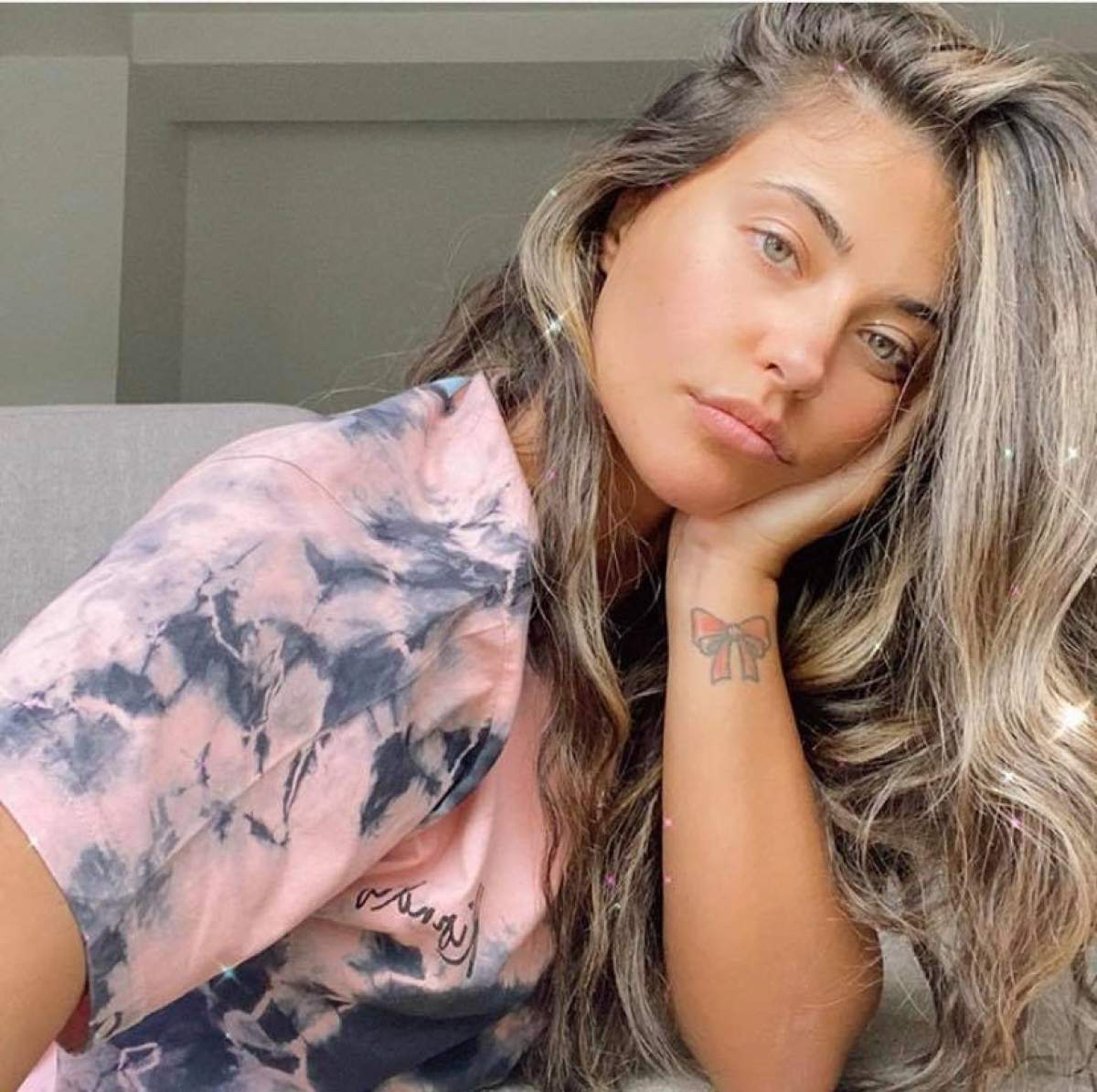 Antonia acasă în tricou simplu, părul desprins şi nemachiată