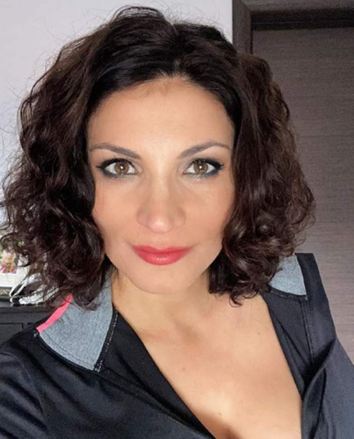 Ioana Ginghină și-a făcut un selfie, se uită serioasă în cameră și ar părul creț, desprins