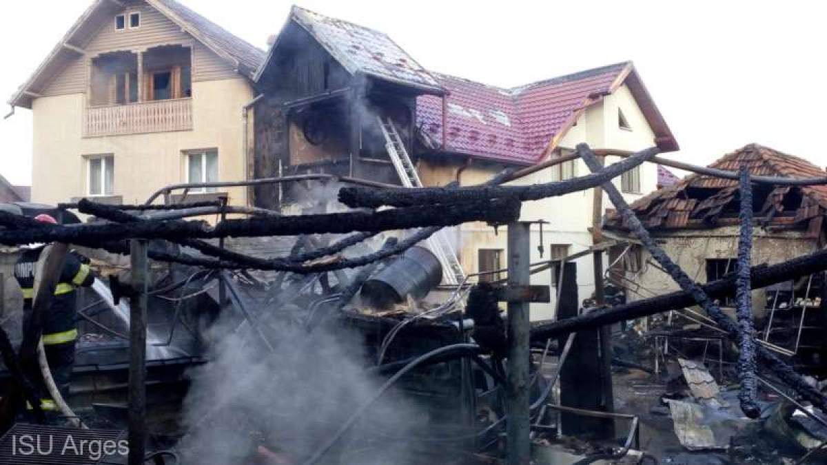 Incendiu devastator în Argeș! Două case și 11 mașini, distruse de flăcări