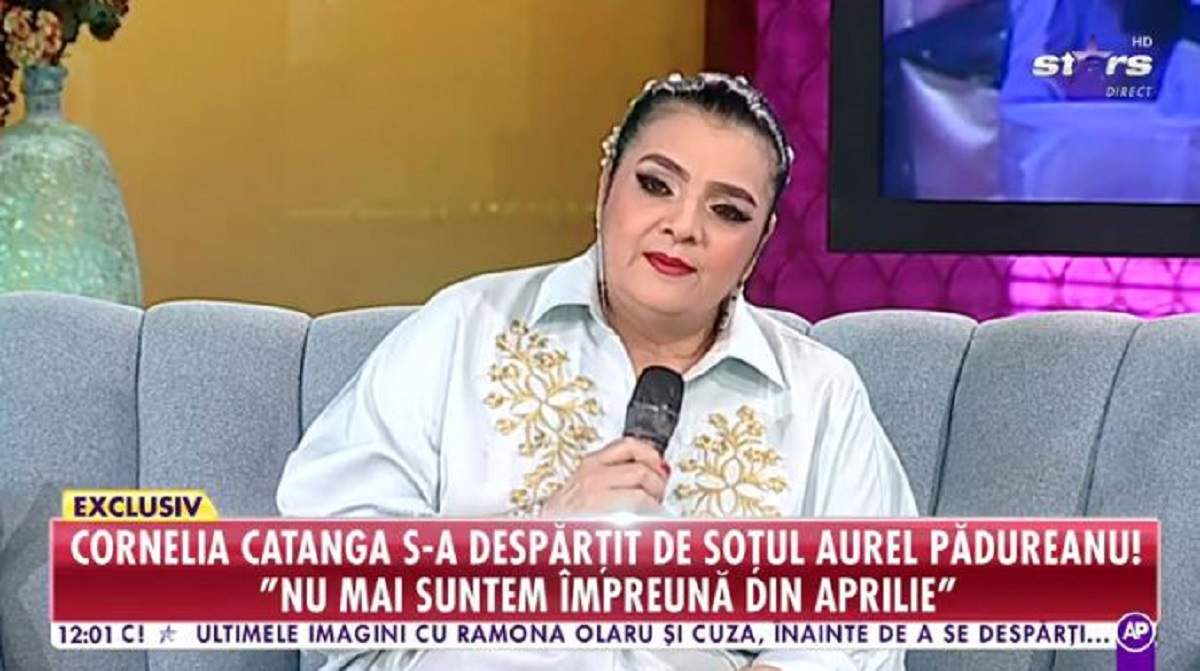 Cornelia Catanga pe canapea, la „Star Matinal”. Artista e îmbrăcată într-o cămașă albă și ține microfonul în mână. Are părul prins în coc.