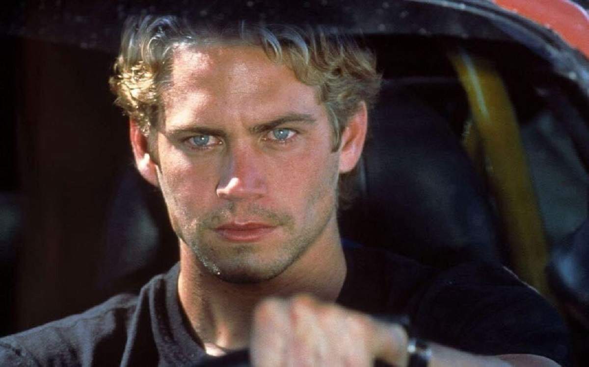 Paul Walker se află la volanul unei mașini.