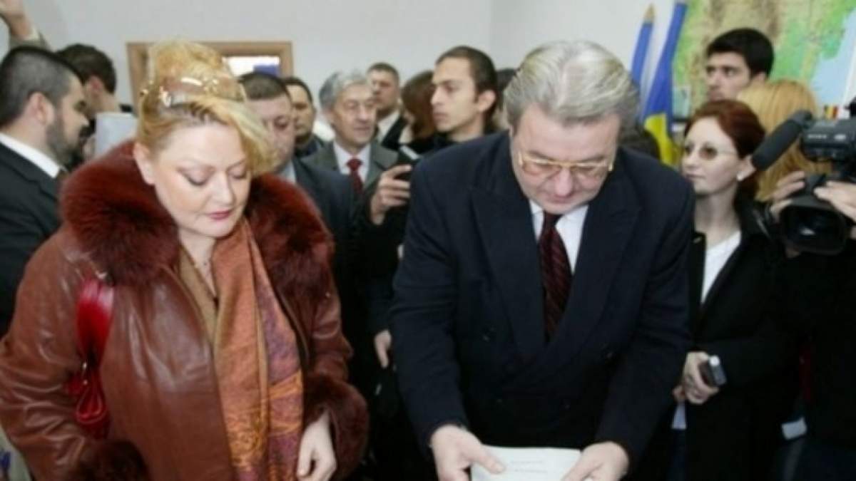 Corneliu Vadim Tudor și Doina Vadim Tudor, văduva lui, semnează documente la o adunare publică