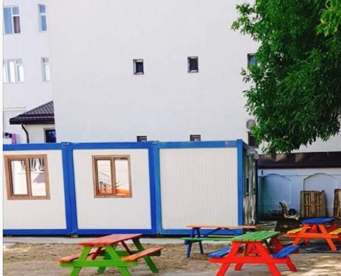 Noile bănci vopsite colorat în curtea școlii din Craiova